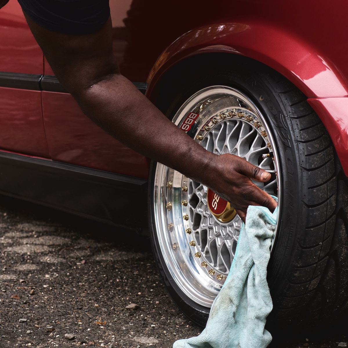 Detailer limpiando el rin de un carro